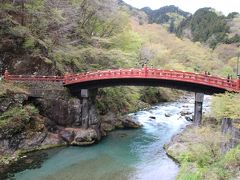 神橋。しんきょうと読みます。
この橋を渡るのは有料です。
橋の上から願いを込めた紙飛行機をエメラルドグリーンの大谷川にうまく飛ばす事ができると願いが叶うそうです。