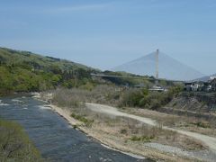 荒川にかかる佐久良橋を渡ります
向こうに見えるのは秩父ハープ橋（秩父公園橋）