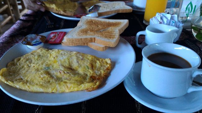 最終日の朝食です。ごらんの通りオムレツが大きいです。