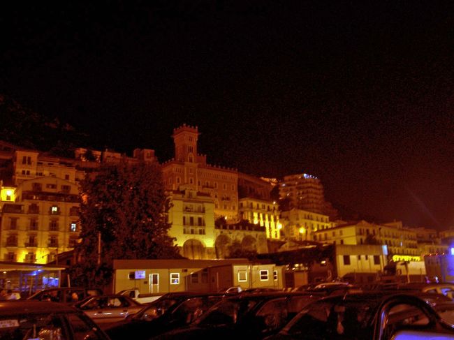 メトロ・デル・マーレの船を降りて約1時間は歩いたと思います。当時グーグルマップも無く、ネットのミシュランの地図で確認していましたが遠かったです。さらに入口で港湾警察にゲートで止められた時はどうなるかと思いました。ここで1時間近く待たされて、沖合にグリマルディのフェリーが見えてくると通行を許可されました。