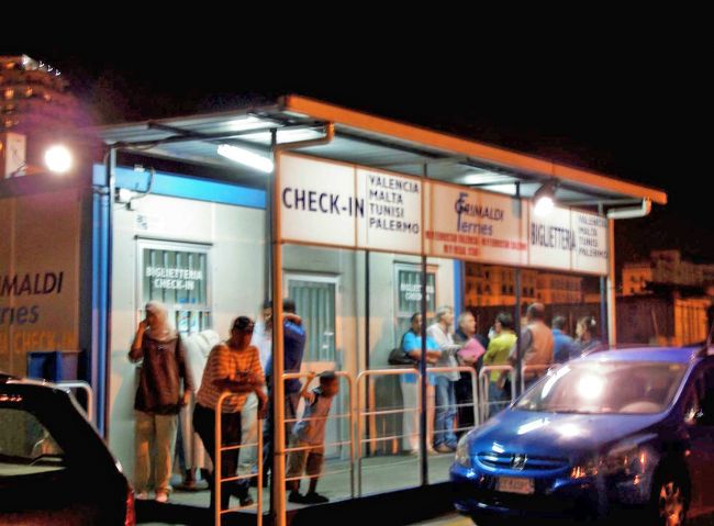 コンテナが延々と並ぶ迷路のような中を進むと、真っ暗な中にこのプレハブ小屋がありました。この小屋を見つけたときはホッとしました。