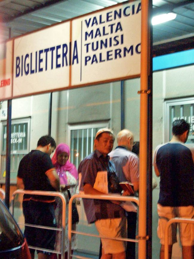 ここで出力してきたバウチャーとパスポートを提示して、乗船券に換えてもらえばＯＫです。ちなみにヨーロッパのフェリーはロンドンにあるＶＩＡ　ＭＡＲＥという会社のＨＰで予約できました。カード決済でメールに添付されたＰＤＦのバウチャーを出力して、後は現地に行くだけです。航路や料金とタイムテーブルはＨＰで簡単に検索できます。この当時はこれが画期的なシステムでした。