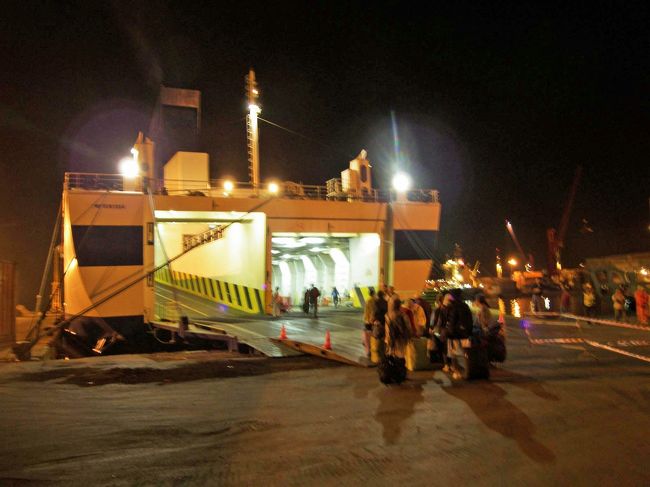 出国手続きもこんな真っ暗で良いのでしょうか？テントに設えたカウンターに並んで、パスポートにスタンプを押してもらいました。車に轢かれないように船に乗りました。