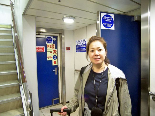 乗船するとカウンターでチケットを見せて部屋のキーをもらいました。これでとりあえずマルタ島に行けることになり安心します。もう午後10時くらいです。