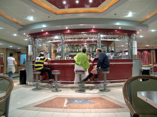 早い人はもうバールで一杯やっています。レストランは開店準備中でしばらく時間がかかりそうです。