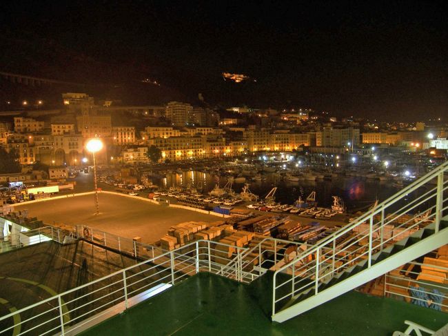 もう少し時間があるのでデッキに出てみますが、まだまだ自家用車やトラックは積み込まれています。