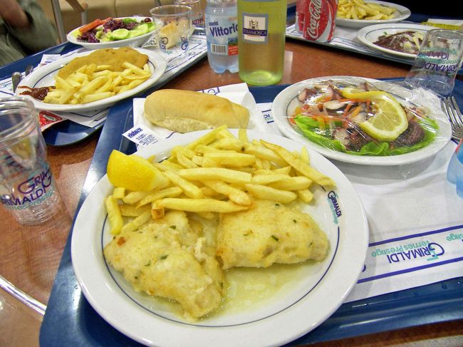 ようやくレストランが開いたので遅い夕食です。イスキア島で優雅なお昼を食べた以来飲まず食わずでした。綱渡りになるなと思いながら計画を立てたらその通りでした。フェリーのレストランの料理は本格的で、どれも美味しかったです。飲み物は別でだいたい1人1,500円くらいです。