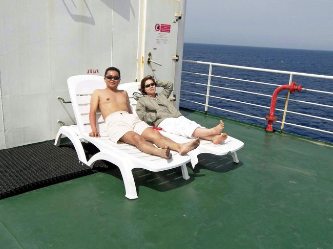 乗客の多くはチュニジアへ車で帰る家族連れが多いようです。観光客らしい人も少ないので、デッキに上がってくる人もいなく一番良い場所を占有出来ました。デッキにはチェアもたくさんあるし、壁にはシャワーもあります。終日ここにいたような気がします。