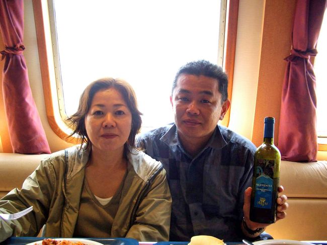 船首に向かって窓があるのでレストランからの眺めは最高です。<br />ランチ時間もとても贅沢な時間を過ごせます。この白ワインも美味しかったです。キンキンに冷えて出されるのが何よりです。