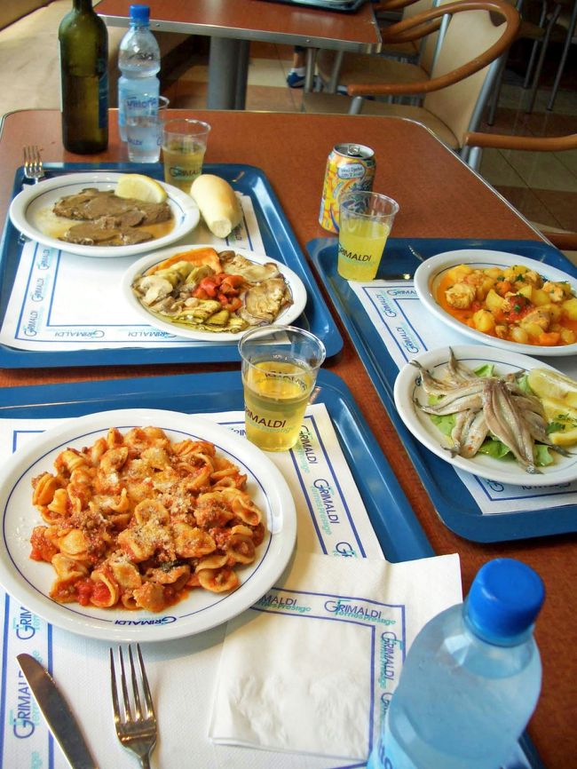 お昼はこんな感じで、みんなでシェアして食べます。毎食事のメニューが違っているので、食べたいものは食べておかないと次はありません。