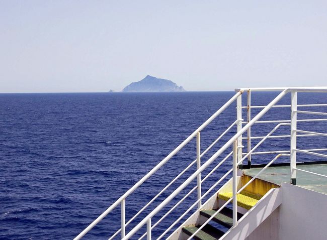 シチリア島の沖を通過する時間なので、多分マレッティモ島でしょう。シチリア島ではマタンザというマグロの追い込み漁を見に行きたいと思っているのですがなかなかシーズンが合いません。