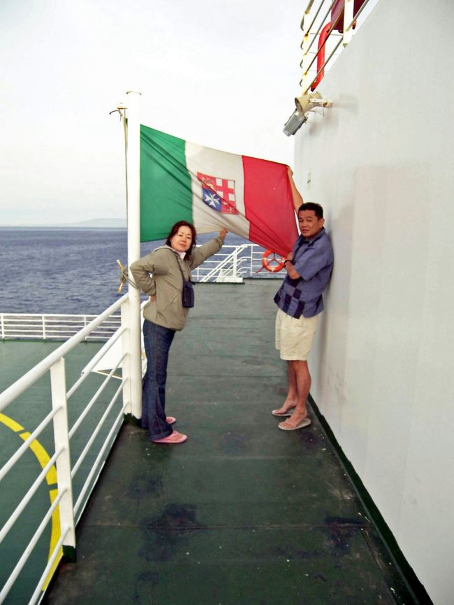 イタリア共和国の「商船旗」は軍艦旗と類似した意匠です。軍艦旗との相違は城壁冠が無い点とヴェネツィアの紋章の獅子が剣を持つ代わりに PAX TIBI MARCE EVANGELISTA MEVS （我が福音記者マルコよ、汝に平和を）と銘打たれた書物を持っている点です。