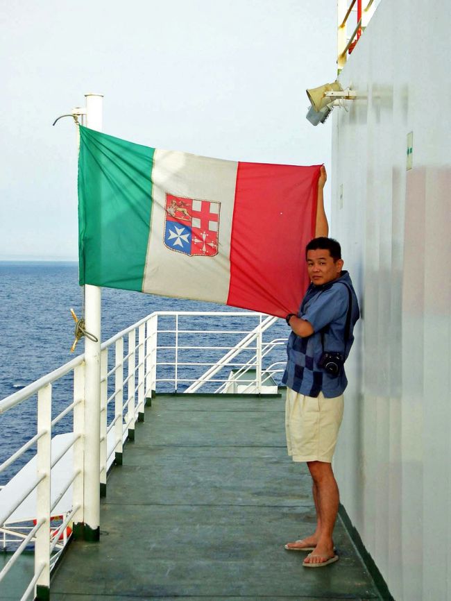 最初見たときはイタリアの国旗でもないし、真ん中の紋章の左下はマルタ十字なので混乱しました。マルタ十字はキリスト教の騎士修道会である聖ヨハネ騎士団（マルタ騎士団）の象徴とされますが、元来は11世紀のイタリアの小共和国であるアマルフィの象徴でもありました。ここにアマルフィを経由してマルタに入る意味があります。