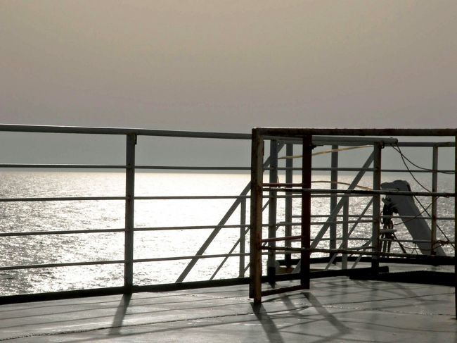 日が暮れる頃にはチュニジアに到着するはずです。この時くらいまでは自分のクレジットカードが使えたのですが、翌日からは使えなくなりました。船の売店で買い物した時も使えなくて、クルーのお姉さんとデッキに上がって衛星の方向へ端末を向けましたがダメでした。この後ヴァレッタに着いてから面白い事件が我が身を襲います。