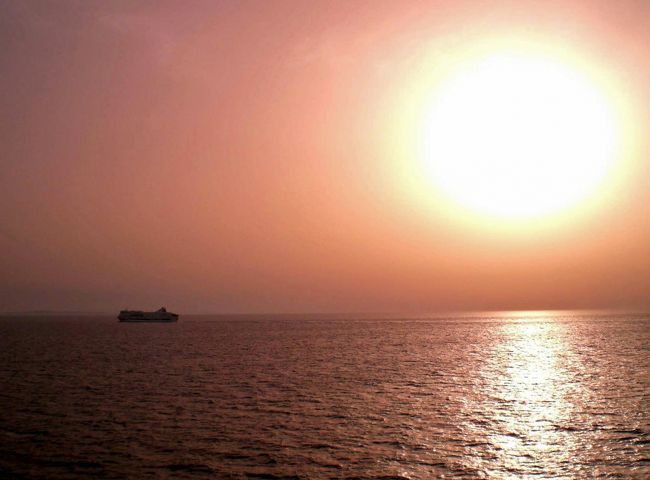 沈みゆく太陽に向かってフェリーは進んでいきます。