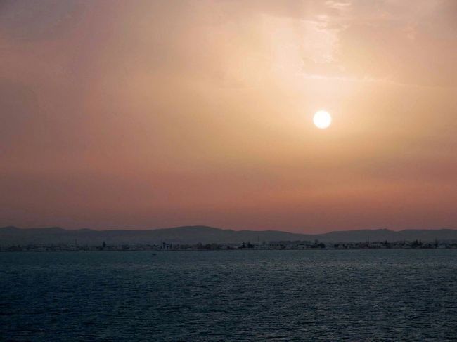 アフリカ大陸が見えてきました。チュニジアの海岸線です。スペイン旅行の合間に行ったモロッコのタンジール以来何年振りかのアフリカです。妻に取っては初めて見るアフリカ大陸です。