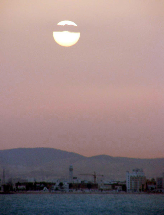 黄昏と言う言葉が似合う時間です。チュニスの街がシルエットになって見えます。