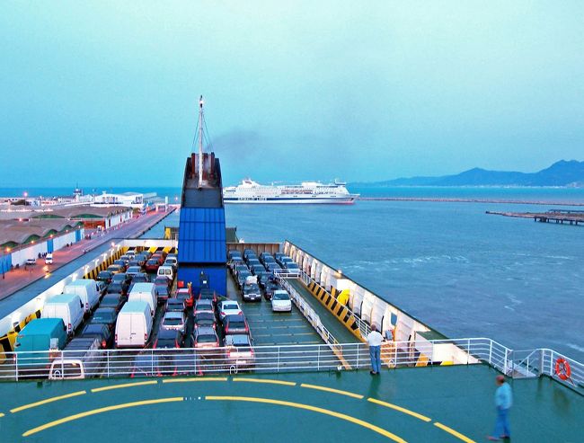 チュニスの街中の港では無く、少し郊外のラ・グレットの港のようです。チュニジアを旅する時はマルセイユから船で来たいと思っているので地図を見ながら位置を確かめました。