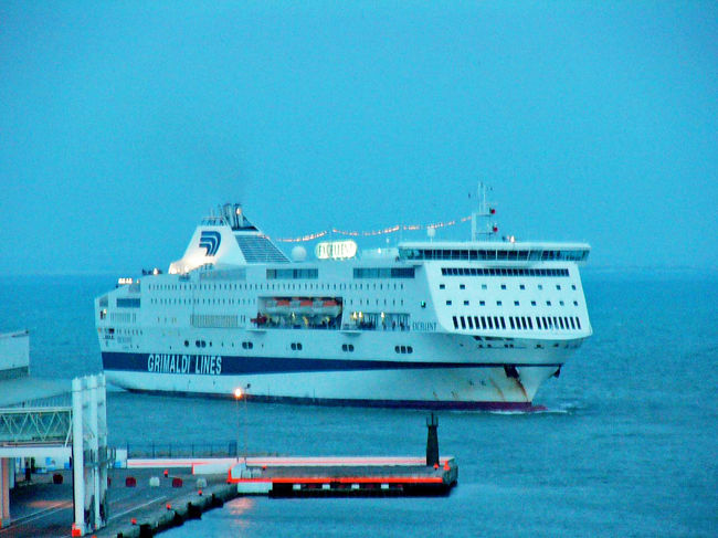 スペインのバレンシアからの船です。このフェリーも同じグリマルディ社のものです。