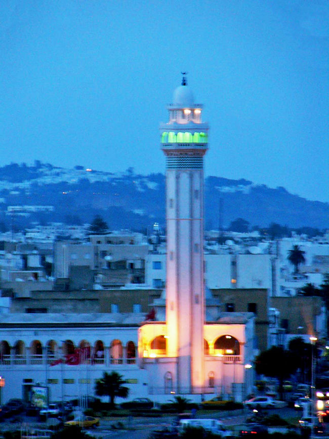 夕闇に溶け込もうとしているモスクの尖塔からアザーンが聞こえてくると異国情緒を感じます。