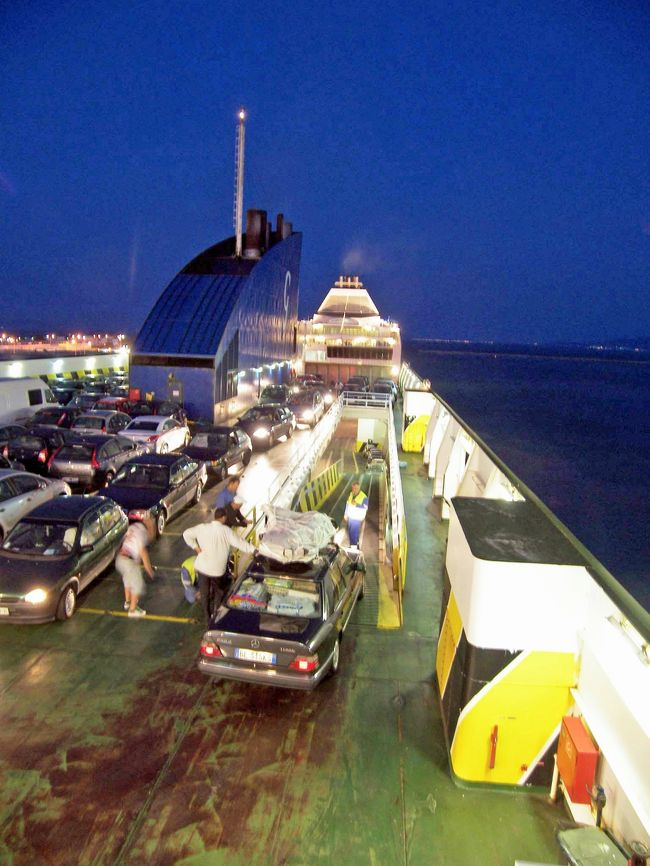 まだ下船する車があるようです。まあ急ぐ旅ではありませんから景色を眺めています。