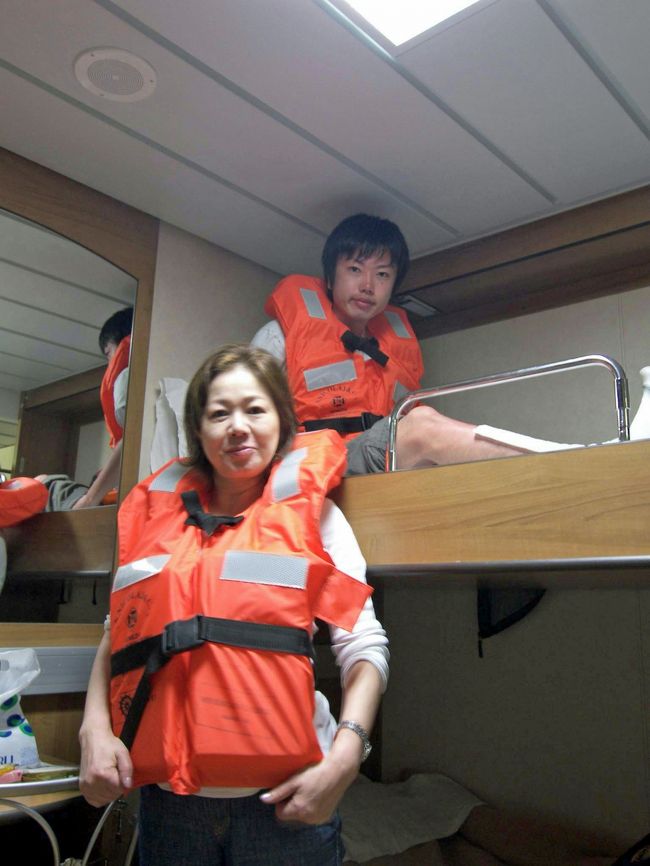 通常クルーズ船の場合は初日の出港後に救命胴衣を着けて避難訓練をしますが、フェリーの場合は特にそんな行事はありません。一応救命胴衣のつけ方を確認しておきます。