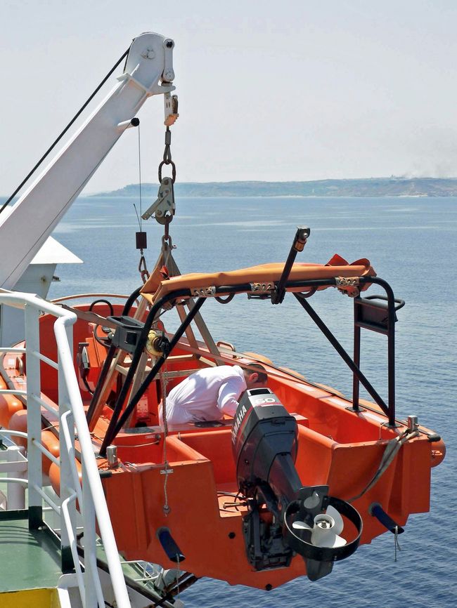 朝食を食べ終わった午前9時頃にゴゾ島が見えてきました。マルタ共和国を西側から東橋のヴァれったに向かっています。あと２時間位でヴァレッタに到着するのでしょう。