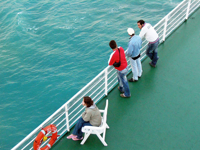 チュニスでほとんど降りてしまった残りの乗客もデッキに上がってきました。