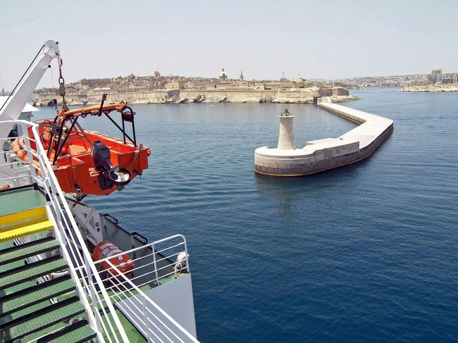 St Elmo Bridgeの先を大きく廻り込んでヴァレッタに入港です。