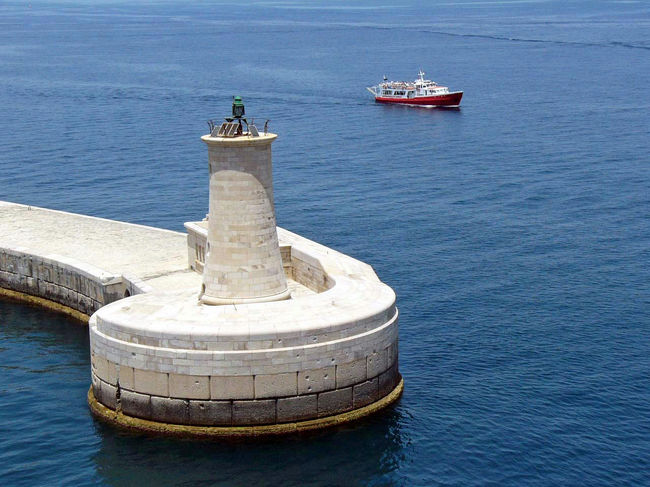 キャプテンモルガンのハーバークルーズの船です。ちっちゃいです。