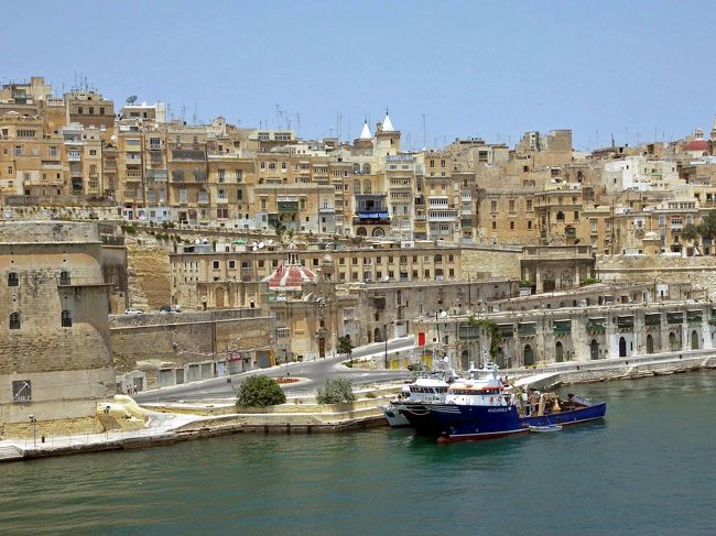 ヴィクトリアゲートが見えました。港からホテルまでのルートを目で追って確認していきます。ヴァレッタの旧市街のすべてが世界遺産です。