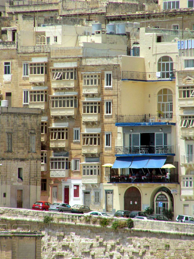 赤い扉の建物の最上階のテラス月の部屋を予約してあります。青いテントの下がレストランで、ヴァレッタでも美味しいことで有名な店です。前回と同じ部屋が予約できて良かったです。家族経営の小さなホテルでエレベーターもありませんが、ベランダからの景色は旧市街のホテルでは一番です。