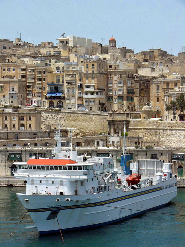 テントと右側の建物の壁が新しくなっていました。そこだけ新しいので宿の主人に聞くと笑って教えてくれませんでした。帰国した翌々週にスピルバーグの「ミュンヘン」を見ていて妻と二人ビックリしました。ミュンヘンオリンピックで選手団を虐殺されたイスラエルがモサドを使って犯人に復讐する話ですが、３人目のターゲットをアテネのホテルでテレビに仕掛けた爆薬で暗殺しようとします。しかし上手くいかなくて手りゅう弾を投げ込んで暗殺を成功させます。