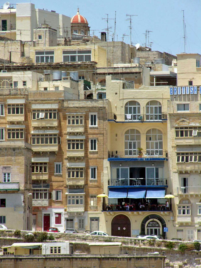 入口のアーチと外されていたテント、吹き飛んだ窓ガラス、そう映画ではアテネとされていたのはヴァレッタでした。映画を観ているときに違和感を感じたのですが、アテネは右側通行で、マルタはイギリス寄りの時代があったので左側通行でした。そしてスピルバーグ監督に爆破されたのはこのブリティッシュホテルだったのです。