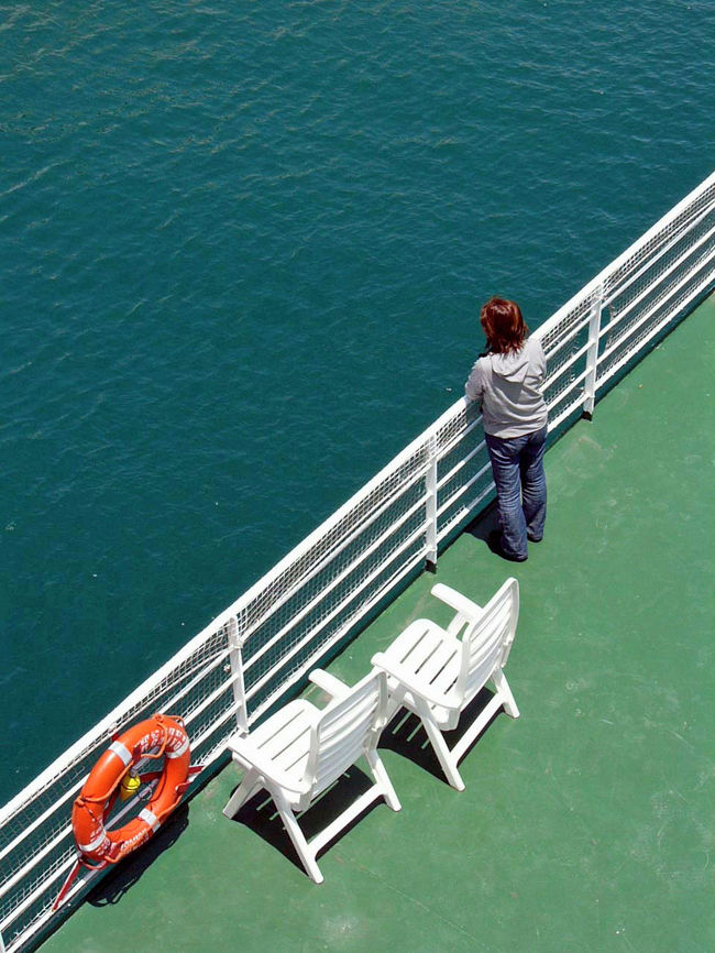 ヴァレッタの港内に入ると真っ青だった海の色は緑色に変わりました。