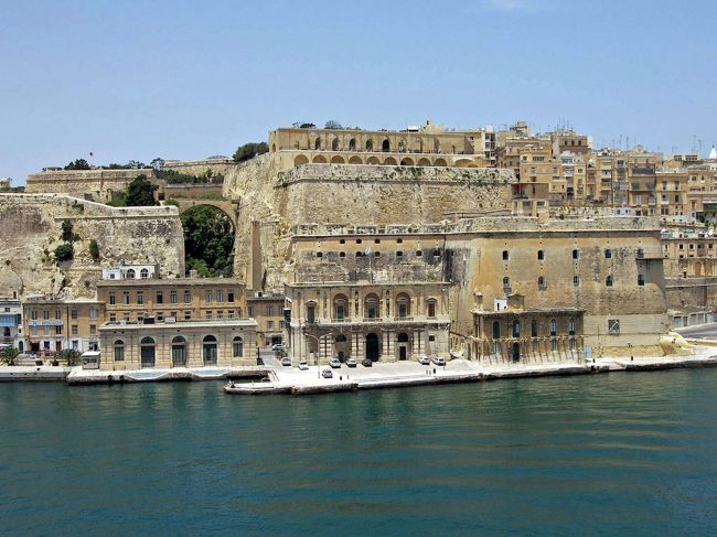 1187年に聖地エルサレムの陥落後にこの聖ヨハネ騎士団は現在のイスラエル北部のアッコンまで撤退し、アッコン陥落後はキプロス島にまで撤退していきます。<br />さらにキプロスに撤退後もイスラム勢力に対し戦い続けました。当時のキプロス王がこの騎士団を恐れていたこともあり、1309年当時ビザンチン帝国領であった、ロードス島へ侵攻し占拠します。この当時の聖ヨハネ騎士団はロードス騎士団とも呼ばれます。