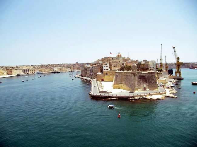 オスマントルコの圧倒的な戦力差により、ロードス島は陥落して騎士団はシチリア島へ撤退することとなります。拠点失った騎士団はスペインの王であり、神聖ローマ帝国の皇帝であったカール5世の斡旋により、マルタ島とゴゾ島を得ることになります。このようにして、聖ヨハネ騎士団はマルタ騎士団となり、この地に根を下ろしていきまます。