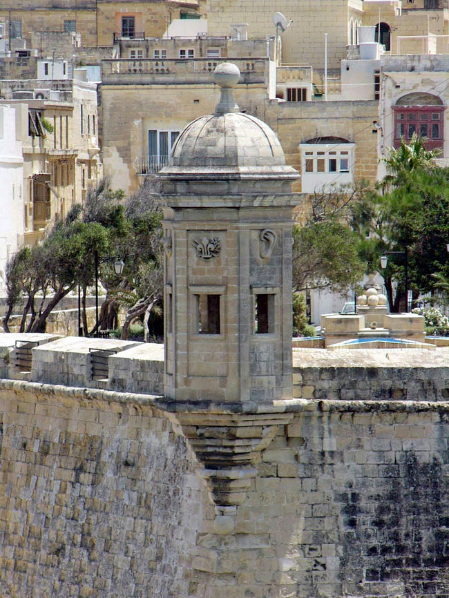 有名な見張り台も同じ高さで見られます。キャプテンモルガンの小船では見上げるしかありません。初めてマルタ共和国に来ようと思ったのは、アエロフロートの機内誌でこの見張り台の写真とルッツと呼ばれるカラフルな漁船を見たときでした。