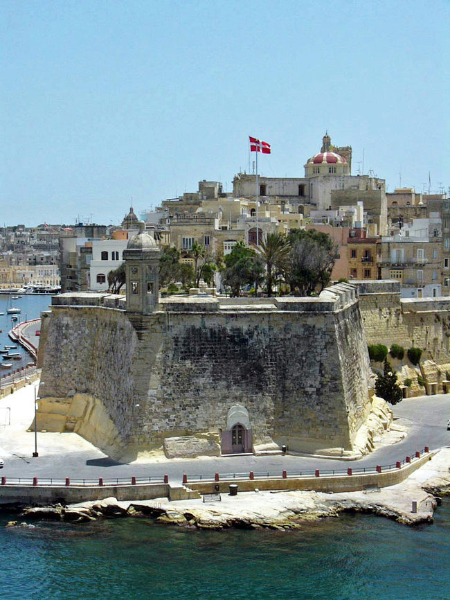 1530年マルタに入った騎士団は現在のスリーシティーズに拠点をおき、天然の要塞とも呼べる複雑な地形を利用し、岬のヴィットリオーザには大きな城砦都市、そして聖アンジェロ砦を建て、海に面する部分をすべて城壁で固めます。そんな歴史が目の前に広がっています。