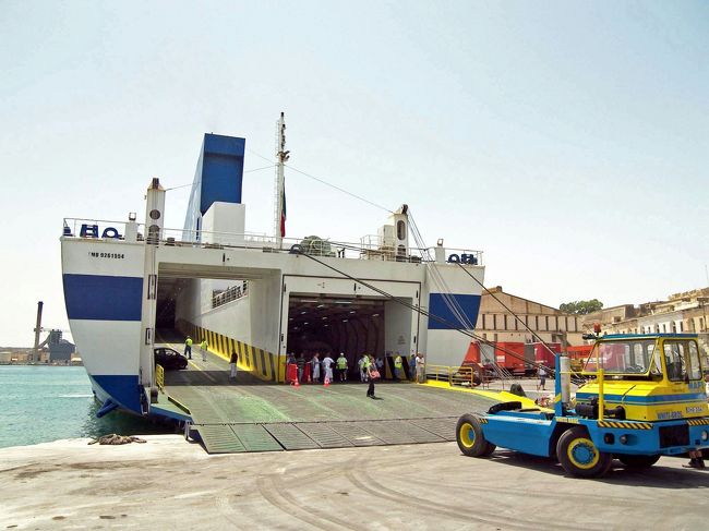 この船は午後に出港して、サレルノへ戻った後にバレンシアを往復して、サレルノから同じルートでチュニスを経由してマルタに１週間後に戻ってきます。それまでお別れです。入国審査を受けてマルタ共和国の旅が始まります。