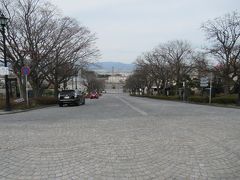 元町公園の前は広い坂道「基坂（もといさか）」です。