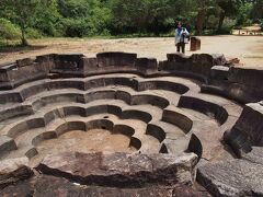 Lotus Pond

ティワンカ・ピリマゲ寺院から南に続く
赤茶けたデコボコの土道を走ると右手に在ります。

この時、この遺跡の裏手のジャングルで
何やら工事をしていたようです。
入口付近で工事関係者が私たちのバイクを止めて
遺跡に今日は入れないと言っています。
私が色々と食い下がっていると奥に居た責任者が
私たちを確認し入場を許可してくれました。

遺跡は写真に写っている蓮型の石積みのみ。
ジャフナの饅頭遺跡と同じぐらいのガッカリ加減です。

しかし、あの工事はいったい何をやっていたのでしょう？
世界遺産の敷地内に重機が複数台
警察や軍関係の人も居たようですが、気になります。