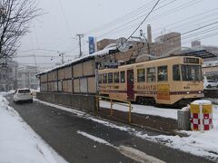 魚市場通から函館どつく前まで電車で移動します。