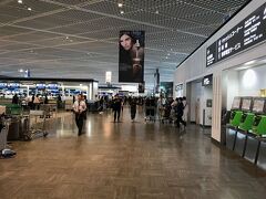 空港内は思ったよりも混んでいない。
明日になったらすごいことになっているかもしれない。

今回の旅行はいつもにも増して楽しみな要素が多い。
観たい！と思ったところに何ヶ所か行くことができる。
ワクワクドキドキ。