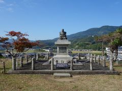 大洲城二ノ丸広場には、中江藤樹の銅像が建てられています。
学者として有名ですが、脱藩して生まれ故郷の近江に帰るまで、伊予大洲藩に仕えていたそうです。