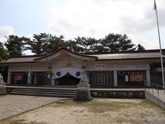 同じ公園内にある「沖縄県護国神社」
拝殿は、控えめな落ち着いた佇まいでした。