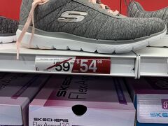 FAMOUS footwearでスケッチャーズのスニーカー買うかを悩む。
すごく軽かった。
買えば良かったと後悔中。