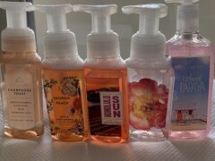 Bath&Body worksでばら撒き用お土産ゲット。
スタッフさんがフレンドリーで親切でした。テスターもあるけど
商品を開けて香りをチェックして良いよ！って。
種類が豊富で香りの違いが分からなくなってきたので、店員さんのおすすめ品とハワイっぽいパッケージ重視のジャケ買いになりました。

ハンドソープ、5本で$23 +tax。
ホテルまで重かった！
飛行機で漏れないようにパッキングにも気をつけました。