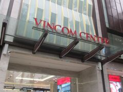 VINCOM CENTERの中にあるスーパーでお買い物。