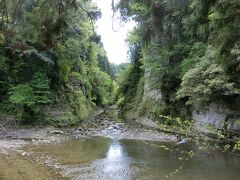 弘文洞跡。幕末に掘られたトンネルの跡で、昭和54年にトンネル上部が崩落し、今の姿になったそうだ。